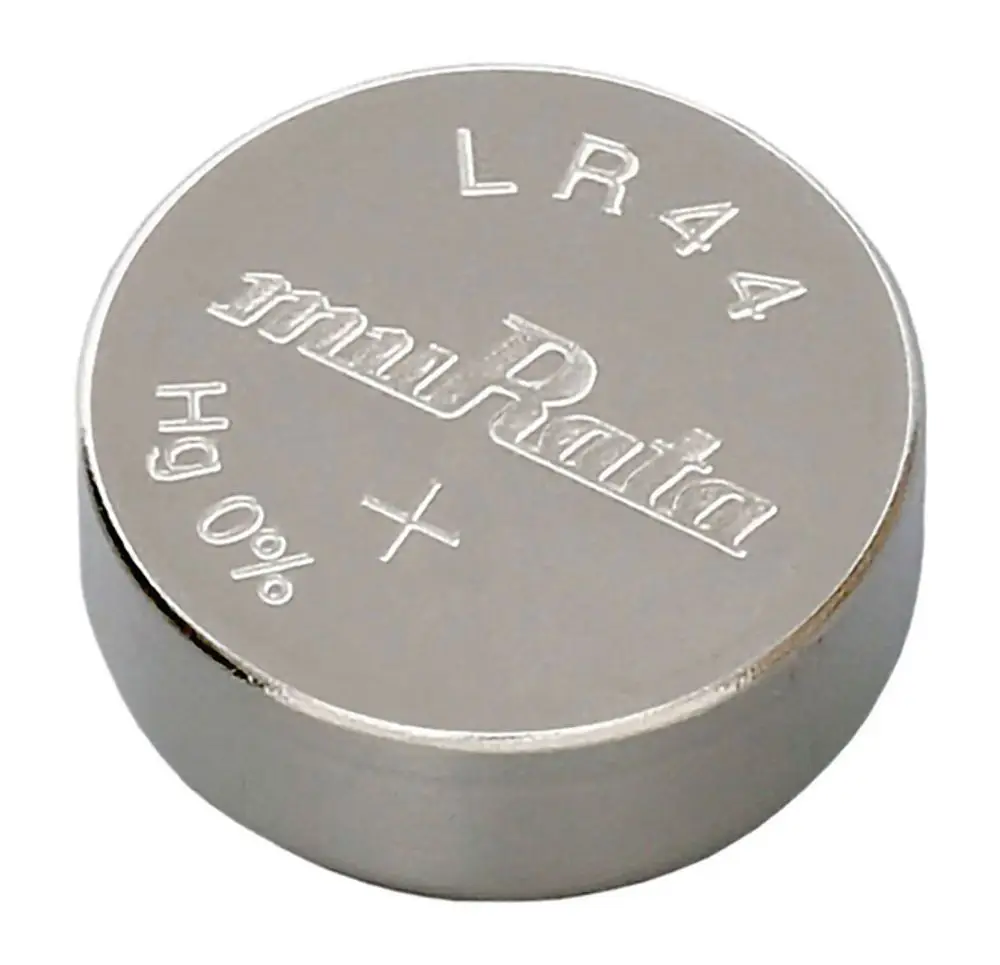 Syr Batterie, runde Knopfzelle, verchromte Oberfläche, in der Mitte mit Herstellername und Typenbezeichnung, pluspolseitig sichtbar.